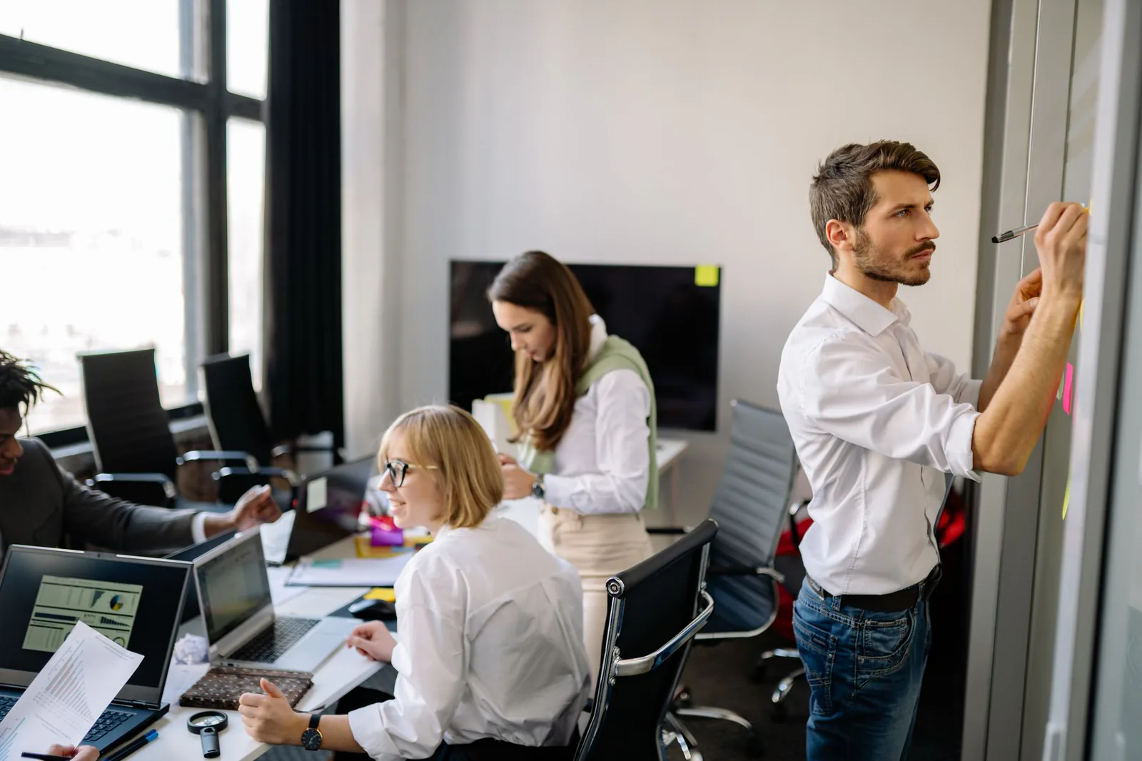 Colleagues collaborating on the cloud operating model in a modern office